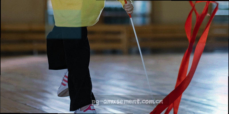 PG电玩城游戏大厅客服团队抽象剪影，位于联系页面首屏右侧